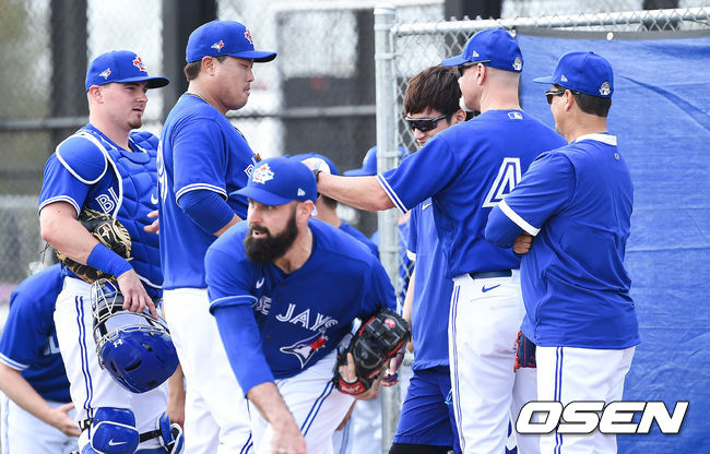 [OSEN=더니든(미국 플로리다주),박준형 기자]불펜피칭을 마친 류현진이 몬토요 감독, 핀트 워커 투수 코치와 이야기를 나누고 있다. /  soul1014@osen.co.kr