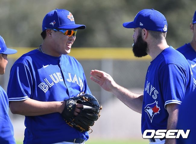 [OSEN=더니든(미국 플로리다주),박준형 기자]류현진이 맷 슈메이커와 이야기를 나누고 있다.  / soul1014@osen.co.kr