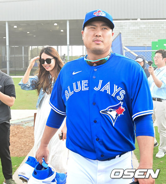 [OSEN=더니든(미국 플로리다주),박준형 기자]공사가 한창인 더니든 바비 매틱 트레이닝 센터를 뒤로한 채 류현진이 이동하고 있다.  / soul1014@osen.co.kr