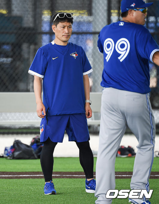 [OSEN=더니든(미국 플로리다주),박준형 기자]토론토 류현진이 15일(한국시간) 미국 플로리다주 더니든 바비 매틱 트레이닝 센터에서 2020 토론토 블루제이스 스프링캠프에서 훈련을 가졌다.김병곤 트레이닝 코치가 류현진의 훈련을 지켜보고 있다. /   soul1014@osen.co.kr