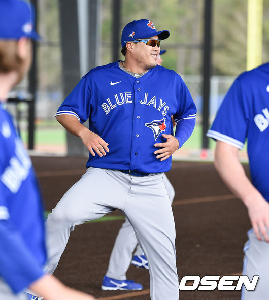 [OSEN=더니든(미국 플로리다주),박준형 기자]토론토 류현진이 15일(한국시간) 미국 플로리다주 더니든 바비 매틱 트레이닝 센터에서 2020 토론토 블루제이스 스프링캠프에서 훈련을 가졌다.류현진이 스트레칭을 하고 있다. /   soul1014@osen.co.kr