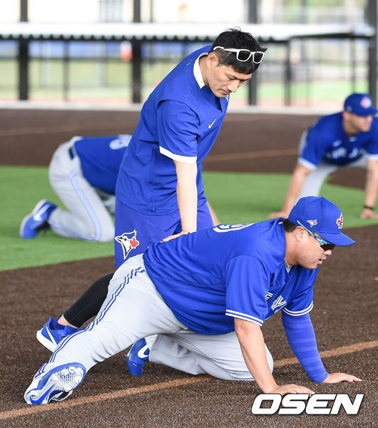 [OSEN=더니든(미국 플로리다주),박준형 기자]토론토 류현진이 15일(한국시간) 미국 플로리다주 더니든 바비 매틱 트레이닝 센터에서 2020 토론토 블루제이스 스프링캠프에서 훈련을 가졌다.류현진이 스트레칭을 하고 있다. /   soul1014@osen.co.kr