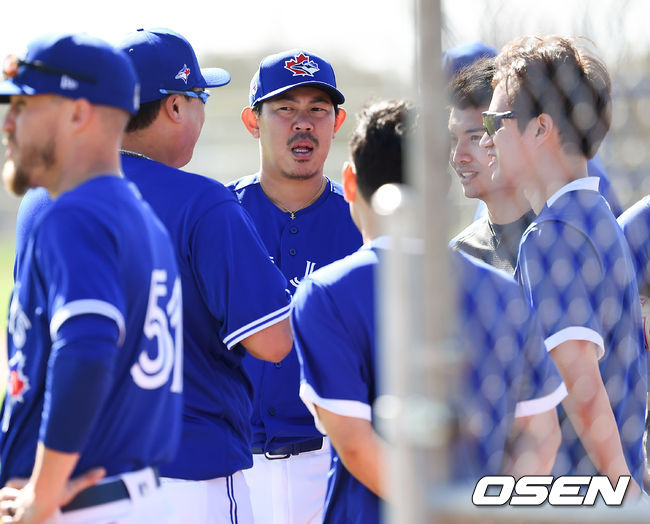 [OSEN=더니든(미국 플로리다주),박준형 기자]야마구치 슌이 류현진과 이야기를 나누고 있다.  / soul1014@osen.co.kr