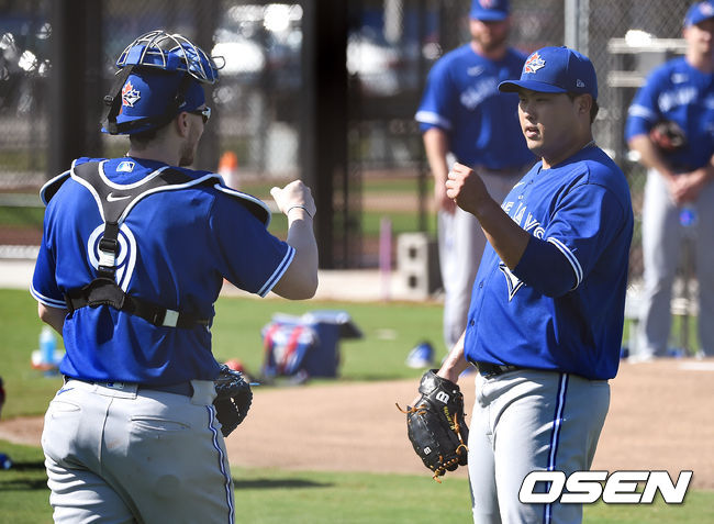 [OSEN=더니든(미국 플로리다주),박준형 기자]토론토 류현진이 17일(한국시간) 미국 플로리다주 더니든 바비 매틱 트레이닝 센터에서 2020 토론토 블루제이스 스프링캠프에서 훈련을 가졌다.불펜피칭을 마친 류현진이 잰슨 포수와 하이파이브를 하고 있다. /  soul1014@osen.co.kr