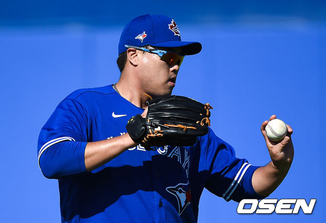 [OSEN=더니든(미국 플로리다주),박준형 기자]토론토 류현진이 17일(한국시간) 미국 플로리다주 더니든 바비 매틱 트레이닝 센터에서 2020 토론토 블루제이스 스프링캠프에서 훈련을 가졌다.류현진이 캐치볼을 하고 있다.   /  soul1014@osen.co.kr