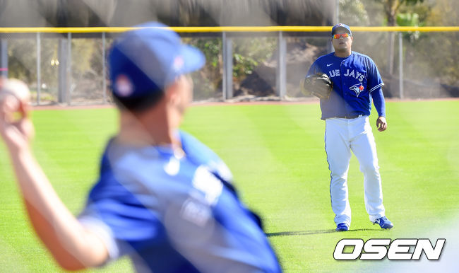 [OSEN=더니든(미국 플로리다주),박준형 기자]류현진이 야마구치 슌과 캐치볼을 하고 있다. / soul1014@osen.co.kr