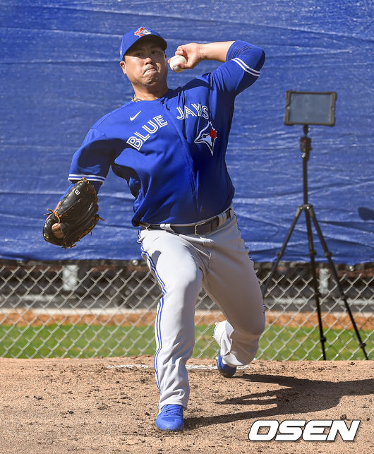 [OSEN=더니든(미국 플로리다주),박준형 기자]토론토 류현진이 17일(한국시간) 미국 플로리다주 더니든 바비 매틱 트레이닝 센터에서 2020 토론토 블루제이스 스프링캠프에서 훈련을 가졌다.류현진이 불펜투구를 펼치고 있다./  soul1014@osen.co.kr