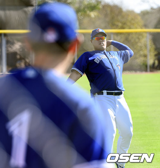 [OSEN=더니든(미국 플로리다주),박준형 기자]토론토 류현진이 16일(한국시간) 미국 플로리다주 더니든 바비 매틱 트레이닝 센터에서 2020 토론토 블루제이스 스프링캠프에서 훈련을 가졌다.류현진이 야마구치 슌과 캐치볼을 하고 있다. / soul1014@osen.co.kr
