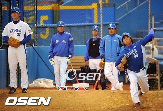 [사진] 2008년 베이징 올림픽 최종 예선 때 불펜 피칭을 하는 김선우(맨 왼쪽) 류현진(맨 오른쪽) /OSEN DB