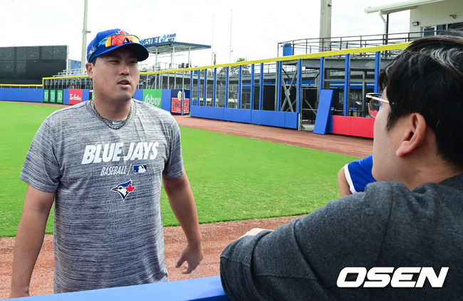 [OSEN=더니든(미국 플로리다주),박준형 기자]토론토 류현진이 17일(한국시간) 미국 플로리다주 더니든 바비 매틱 트레이닝 센터에서 2020 토론토 블루제이스 스프링캠프에서 훈련을 가졌다.류현진이 김선우 해설위원과 이야기를 나누고 있다  /  soul1014@osen.co.kr
