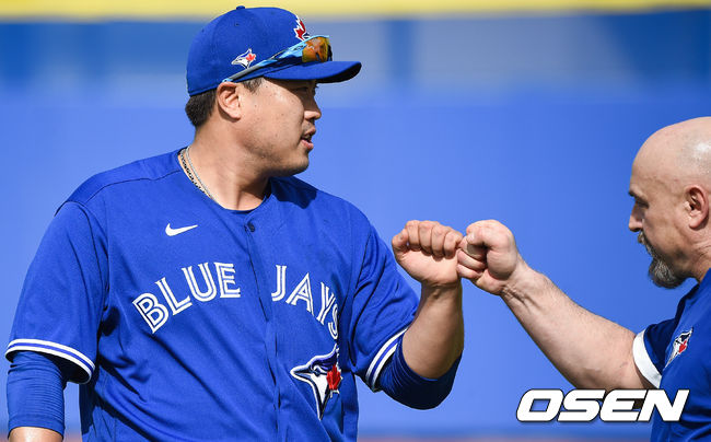 [OSEN=더니든(미국 플로리다주),박준형 기자]토론토 류현진이 14일(한국시간) 미국 플로리다주 더니든 바비 매틱 트레이닝 센터에서 2020 토론토 블루제이스 스프링캠프에서 훈련을 가졌다.류현진이 함께 캐치볼 하던 코치와 하이파이브를 하고 있다/  soul1014@osen.co.kr