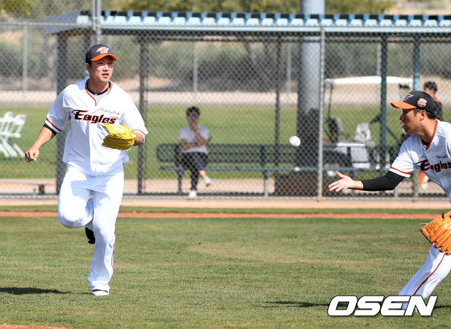 [OSEN=메사(미국 애리조나주)지형준 기자] 20일(한국시간) 한화 장시환, 장민재가 수비 훈련을 하고 있다. /jpnews@osen.co.kr