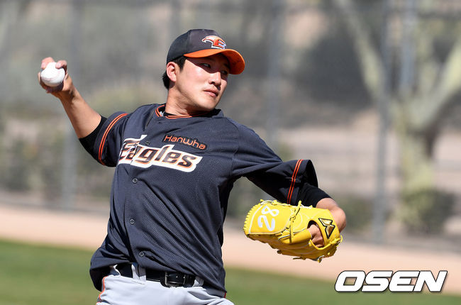 [OSEN=메사(미국 애리조나주)지형준 기자] 한화 장시환이 21일(한국시간) 자체 홍백전에서 역투하고 있다. /jpnews@osen.co.kr