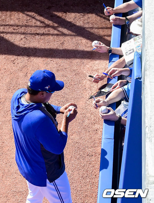 [OSEN=더니든(미국 플로리다주), 박준형 기자]훈련 마친 류현진이 팬들에게 사인을 해주고 있다./ soul1014@osen.co.kr