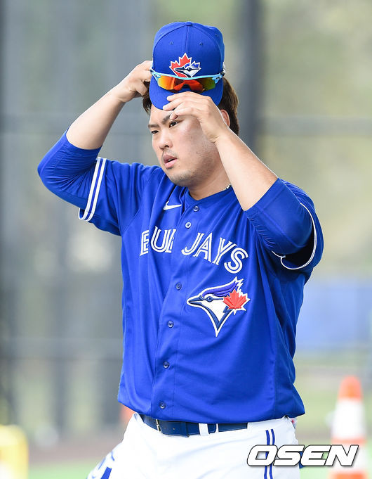 [OSEN=더니든(미국 플로리다주),박준형 기자]류현진이 훈련을 마친뒤 모자를 고쳐 쓰고 있다. ./  soul1014@osen.co.kr