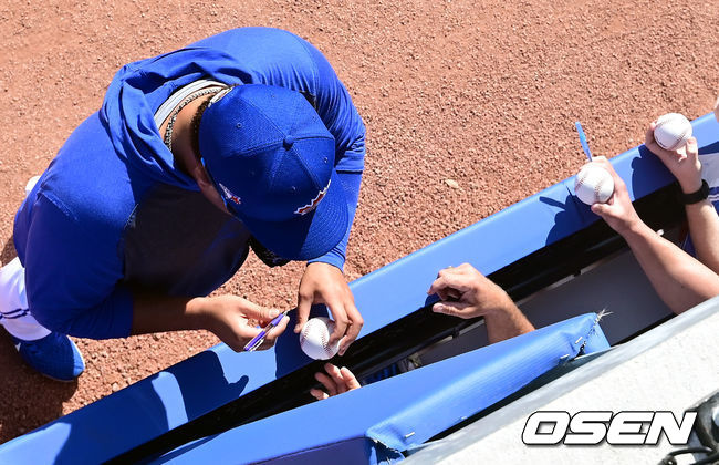 [OSEN=더니든(미국 플로리다주), 박준형 기자]훈련 마친 류현진이 팬들에게 사인을 해주고 있다./ soul1014@osen.co.kr