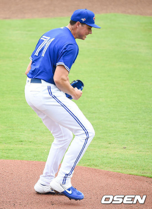 [OSEN=더니든(미국 플로리다주), 박준형 기자]1회초 이닝종료 후 토론토 선발투수 피어슨이 환호하고 있다. / soul1014@osen.co.kr