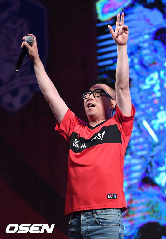 [OSEN=이대선 기자]개그맨 박명수가 축하무대를 펼치고 있다./sunday@osen.co.kr