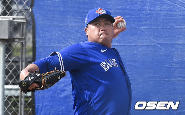 [OSEN=더니든(미국 플로리다주),박준형 기자]토론토 류현진이 14일(한국시간) 미국 플로리다주 더니든 바비 매틱 트레이닝 센터에서 2020 토론토 블루제이스 스프링캠프에서 훈련을 가졌다.토론토 류현진이 불펜피칭을 하고 있다.  /  soul1014@osen.co.kr