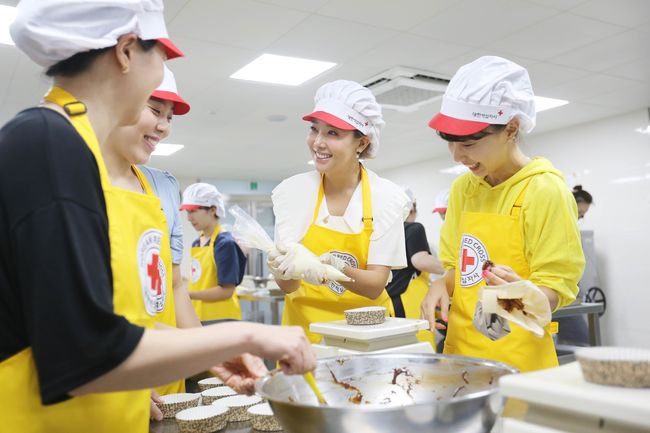 [사진=적십자사 제공] 배우 소유진이 코로나19 피해 방지에 동참하고자 적십자사에 성금 1억 원을 기부했다. 사진은 적십자사 홍보대사로 재능기부하며 봉사활동에 나선 소유진의 모습.