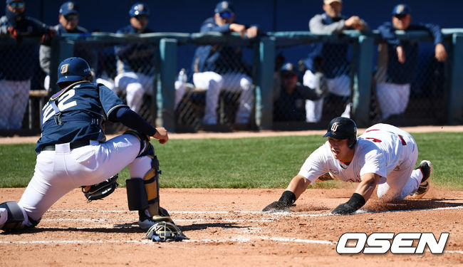 [OSEN=투산(미국 애리조나주), 지형준 기자]2회말 SK 이홍구가 NC 포수 김형준에게 홈에서 태그아웃 당하고 있다. /jpnews@osen.co.kr