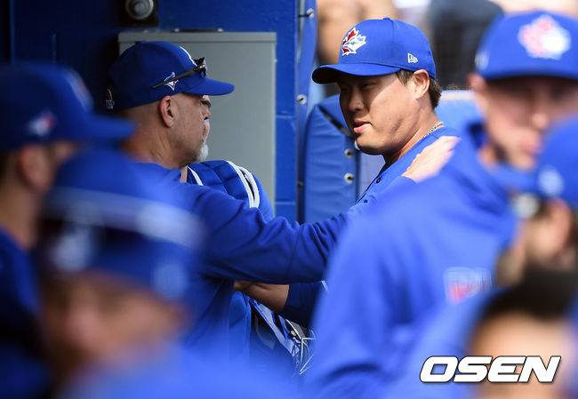 [OSEN=더니든(미국 플로리다주), 박준형 기자]2회초 이닝종료 후 피트 워커 투수 코치가 류현진에게 이야기를 하고 있다. /soul1014@osen.co.kr