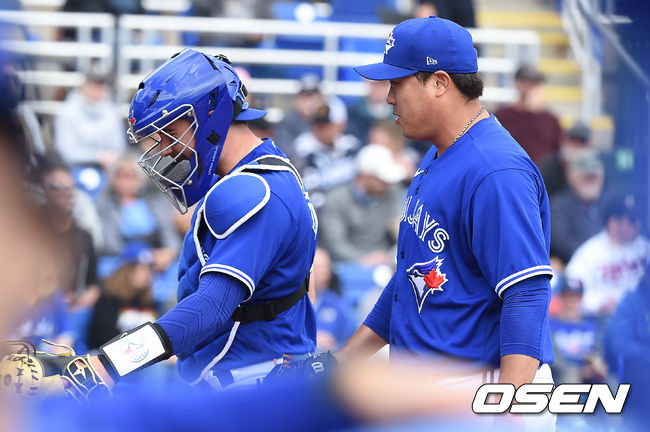 [OSEN=더니든(미국 플로리다주), 박준형 기자]1회초 이닝종료 후 류현진과 맥과이어 포수가 미소 지으며 더그아웃으로 들어가고 있다. /soul1014@osen.co.kr