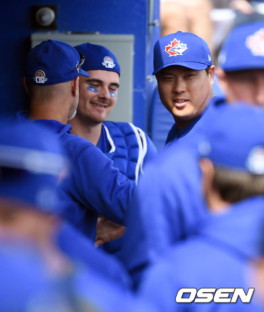 [OSEN=더니든(미국 플로리다주), 박준형 기자]2회초 이닝종료 후 류현진(오른쪽)이 포수 리즈 맥과이어와 함께 미소를 짓고 있다. /soul1014@osen.co.kr