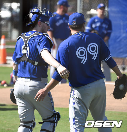 [OSEN=더니든(미국 플로리다주),박준형 기자]토론토 류현진이 17일(한국시간) 미국 플로리다주 더니든 바비 매틱 트레이닝 센터에서 2020 토론토 블루제이스 스프링캠프에서 훈련을 가졌다.류현진과 대니 잰슨 포수가 불펜 뒤 어깨동무를 하고 있다./  soul1014@osen.co.kr