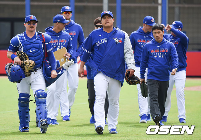 [OSEN=더니든(미국 플로리다주), 박준형 기자]선발등판 앞둔 류현진이 포수 리즈 맥과이어(왼쪽) 등과 함께 더그아웃으로 이동하고 있다. /soul1014@osen.co.kr