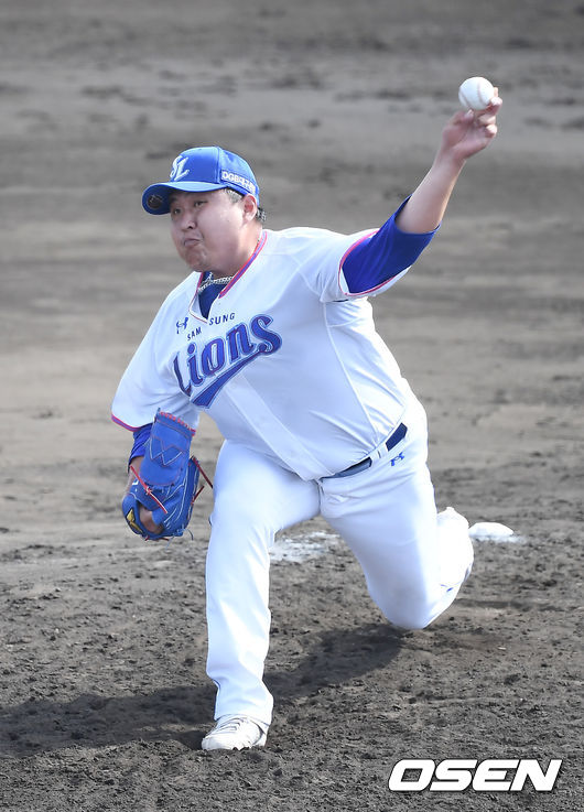 [OSEN=오키나와(일본), 곽영래 기자]29일 오후 일본 오키나와 온나 아카마 볼파크에서 삼성 라이온즈와 LG 트윈스가 연습경기를 진행했다.노성호가 역투하고 있다. /youngrae@osen.co.kr