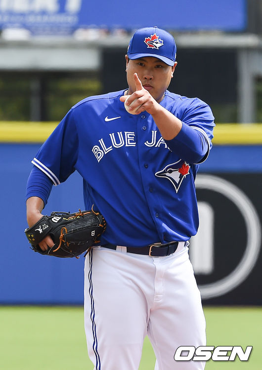 [OSEN=더니든(미국 플로리다주), 박준형 기자]류현진은28일(이하 한국시간) 미국 플로리다주 더니든 TD 봂파크에서 벌어진 2020 메이저리그 시범경기 미네소타 트윈스와 홈경기에 선발등판, 2회초 1사 주자 없는 상황에서 잰더 비엘에게 중월 솔로 홈런을 내줬다. 토론토 이적 후 첫 공식 경기에서 홈런으로 점수를 내줬다.1회초 류현진이 마운드에 올라 작전 사인을 보내고 있다. /soul1014@osen.co.kr