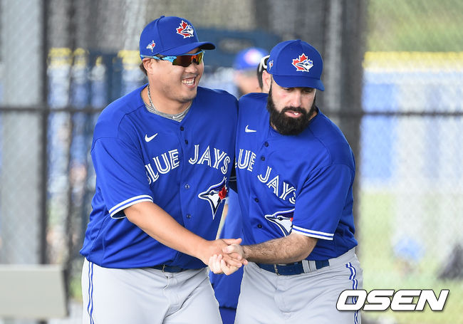 [OSEN=더니든(미국 플로리다주),박준형 기자]류현진이 맷 슈메이커의 장난에 미소 짓고 있다. /  soul1014@osen.co.kr