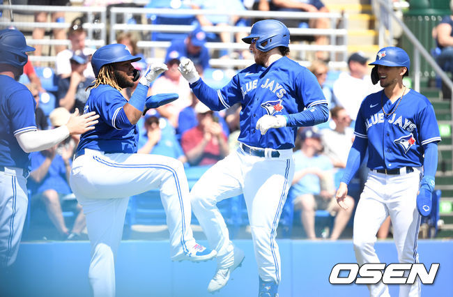 [OSEN=더니든(미국 플로리다주) ,최규한 기자]1회말 1사 만루상황 토론토 대니 잰슨이 좌월 만루포를 날리고 홈을 밟은 뒤 블라디미르 게레로 주니어와 인사를 나누고 있다. / dreamer@osen.co.kr
