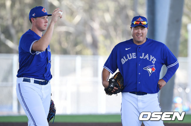 [OSEN=더니든(미국 플로리다주),박준형 기자]토론토 류현진이 18일(한국시간) 미국 플로리다주 더니든 바비 매틱 트레이닝 센터에서 2020 토론토 블루제이스 스프링캠프에서 훈련을 가졌다.류현진과 네이트 피어슨이 수비훈련 차례를 기다리고 있다. / soul1014@osen.co.kr