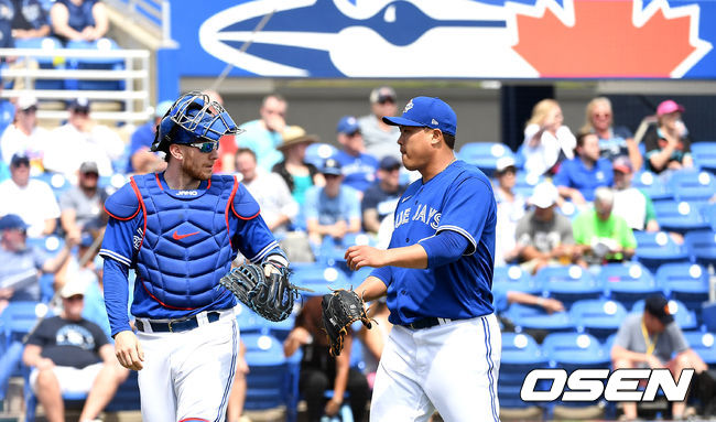 [OSEN=더니든(미국 플로리다주) ,최규한 기자]4회초 템파베이 타선을 무실점으로 막아낸 토론토 선발 류현진이 더그아웃으로 향하며 포수 대니 잰슨과 대화를 나누고 있다. / dreamer@osen.co.kr