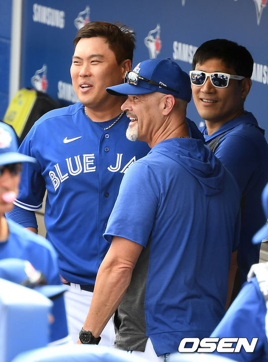 [OSEN=더니든(미국 플로리다주) ,최규한 기자]5회초 1사 까지 무실점 투구를 펼친 토론토 류현진이 더그아웃으로 들어와 피트 워커 투수코치와 인사를 나누고 있다. / dreamer@osen.co.kr