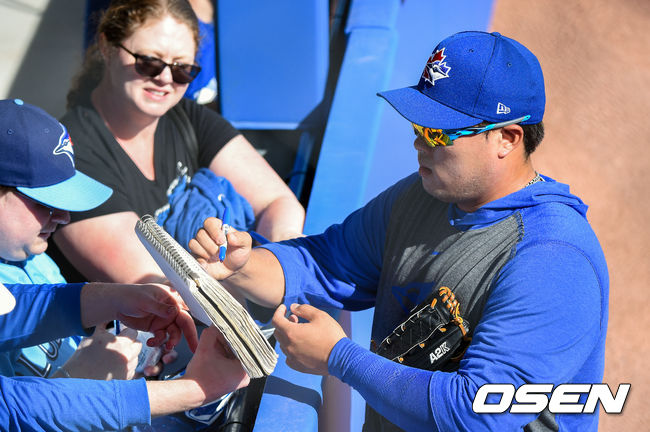 [OSEN=더니든(미국 플로리다주), 박준형 기자] 지난달 25일(한국시간) 훈련을 마친 류현진이 팬들에게 사인을 해주고 있다./ soul1014@osen.co.kr