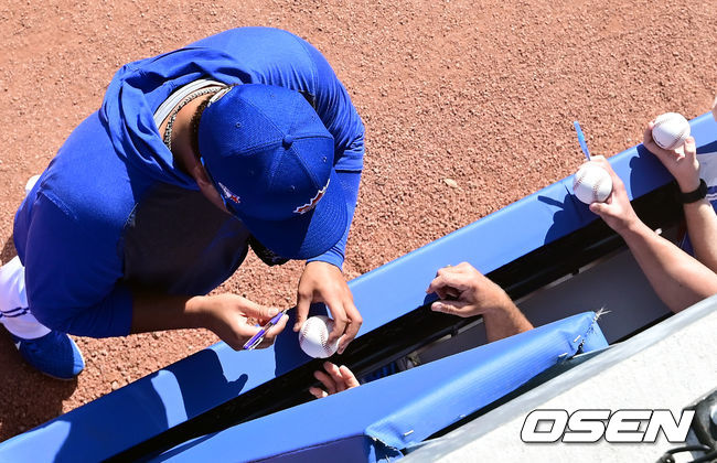 [OSEN=더니든(미국 플로리다주), 박준형 기자] 지난달 25일(한국시간) 훈련 마친 류현진이 팬들에게 사인을 해주고 있다./ soul1014@osen.co.kr