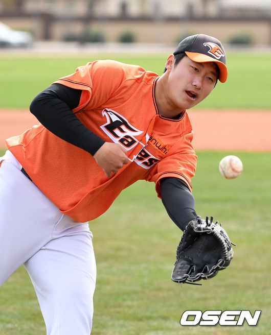 [OSEN=메사(미국 애리조나주)지형준 기자] 한화 신인 남지민이 펑고 훈련을 하고 있다. /jpnews@osen.co.kr