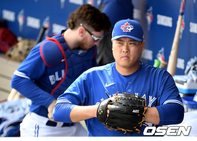 [OSEN=더니든(미국 플로리다주) ,최규한 기자]3회초 토론토 선발 류현진이 마운드로 향하고 있다. / dreamer@osen.co.kr