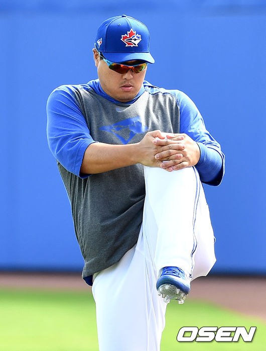 [OSEN=더니든(미국 플로리다주) ,최규한 기자]류현진이 외야에서 스트레칭으로 몸을 풀고 있다. / dreamer@osen.co.kr