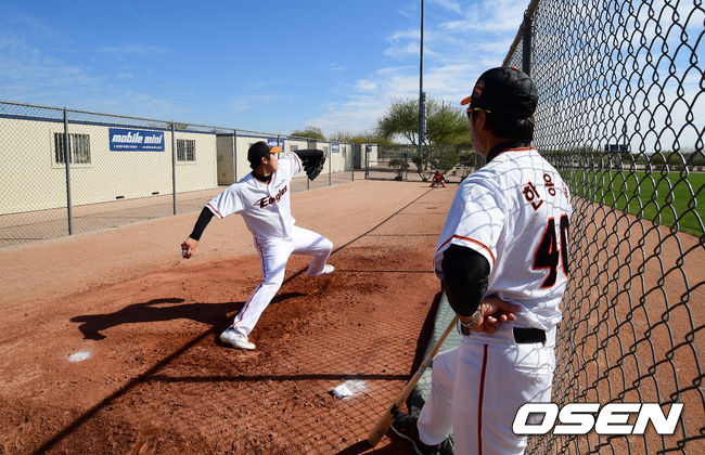 [OSEN=지형준 기자] 한화 한용덕 감독이 남지민 불펜 피칭을 지켜보고 있다. /jpnews@osen.co.kr