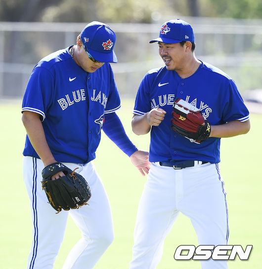 [OSEN=더니든(미국 플로리다주),박준형 기자]류현진이 캐치볼 함께한 야마구치 슌과 하이파이브를 하고 있다.  / soul1014@osen.co.kr