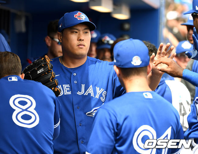 [OSEN=더니든(미국 플로리다주) ,최규한 기자]토론토 선발 류현진이 3회초 공격을 무실점으로 막아낸 뒤 더그아웃으로 들어오며 동료들과 인사를 나누고 있다. /dreamer@osen.co.kr