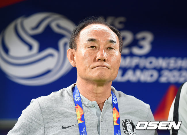[OSEN=방콕(태국) 곽영래 기자]김학범 감독이 경기를 바라보고 있다. /youngrae@osen.co.kr
