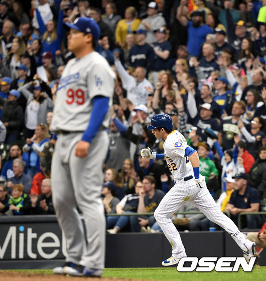 [OSEN=밀워키(미국 위스콘신주), 최규한 기자]3회말 2사에서 밀워키 크리스티안 옐리치가 류현진에게 좌월 솔로 홈런을 치고 그라운드를 달리고 있다. /dreamer@osen.co.kr