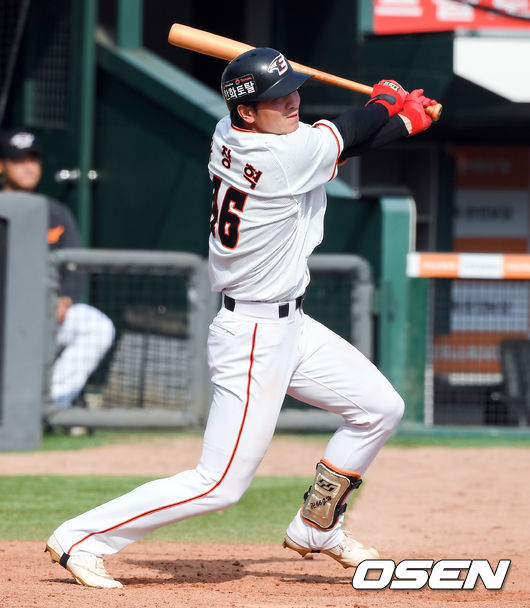 [OSEN=대전,박준형 기자]7회말 무사 1,2루 유장혁이 2타점 적시 2루타를 날리고 있다. /  soul1014@osen.co.kr