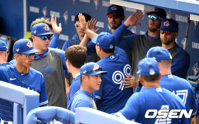 [OSEN=더니든(미국 플로리다주) ,최규한 기자]5회초 1사 까지 무실점 투구를 펼친 토론토 류현진이 더그아웃으로 들어와 동료들과  인사를 나누고 있다. / dreamer@osen.co.kr