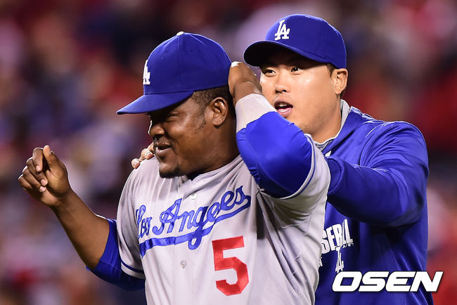 [OSEN=애너하임(미국 캘리포니아주), 곽영래 기자]다저스 류현진이 유리베와 장난을 치며 그라운드를 나서고 있다./youngrae@osen.co.kr